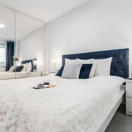 Golden By Renters Apartment Warsaw